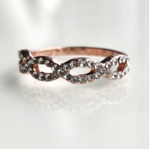 unbranded Jewelry - Rose gold fashion ring. Sz 8. Braided detail clear stones